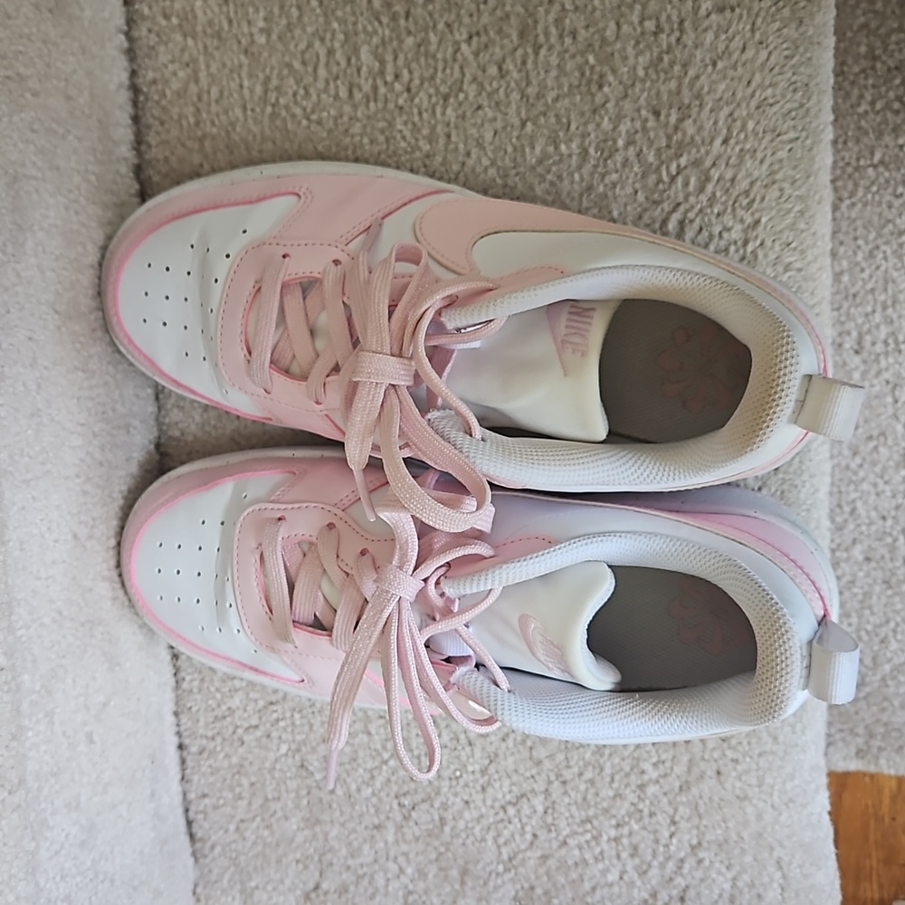 Nike pink shoes